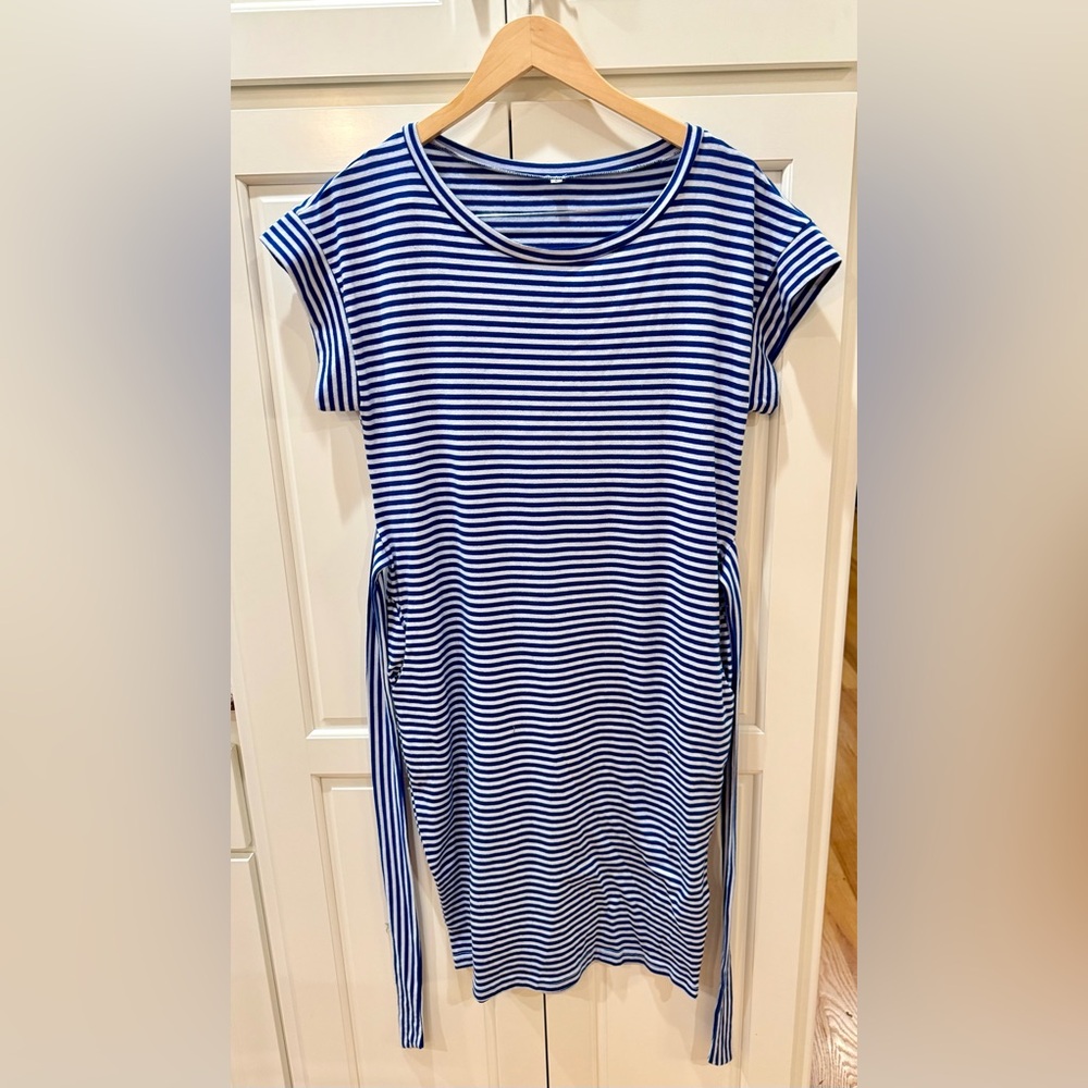 Women’s Boutiquee Dress. Stretchy material with attached tie belt.